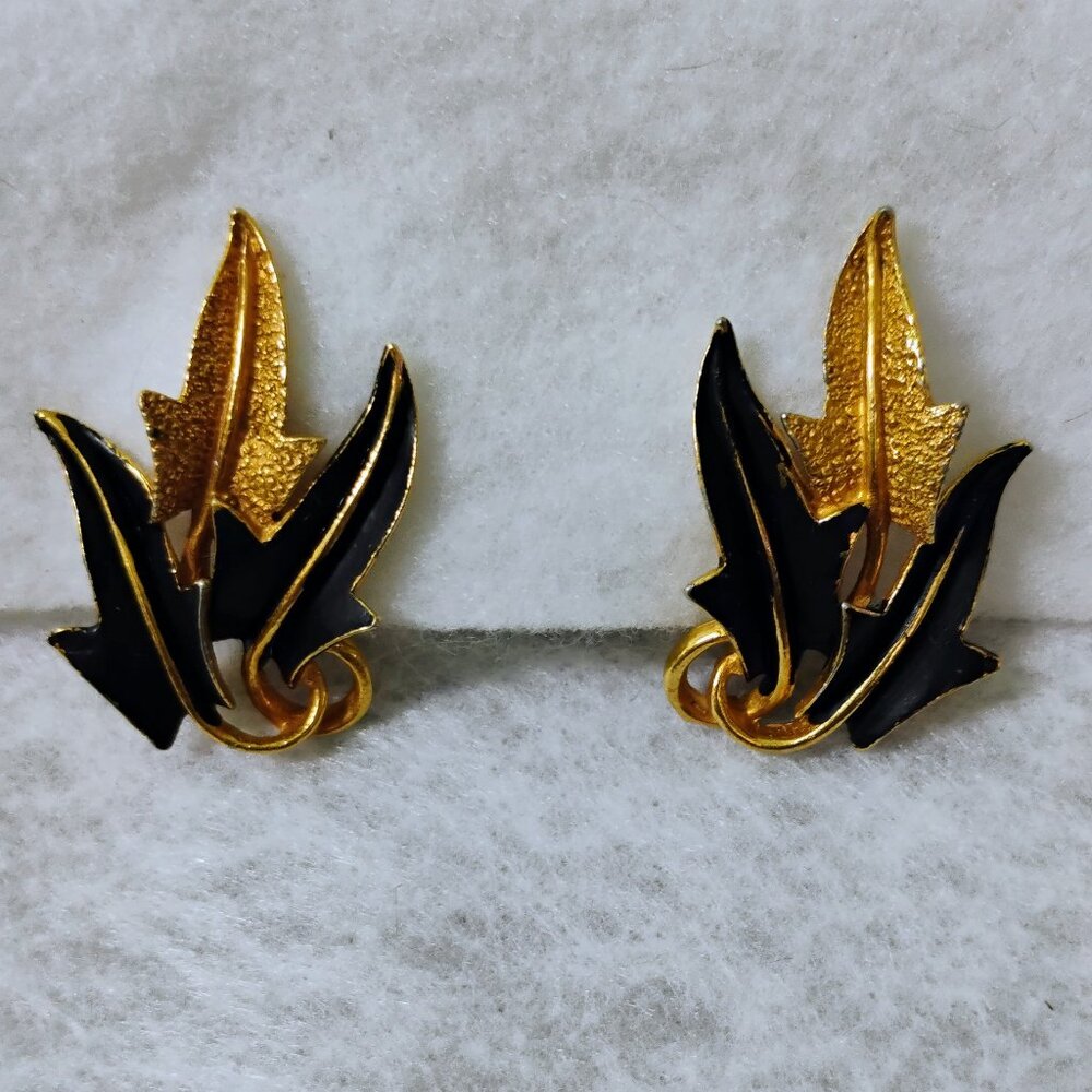 Mode Art Goldtone with Black Earrings (251)